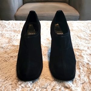 Women's Vintage DKNY Black Velvet Stretch Booties (Excellent Condition) Size 8